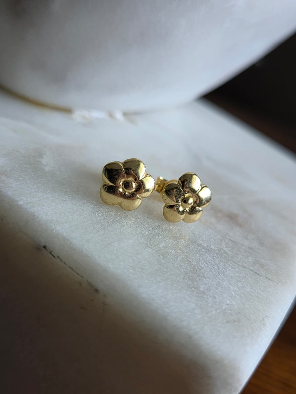 Aretes de oro 18k con forma de flor