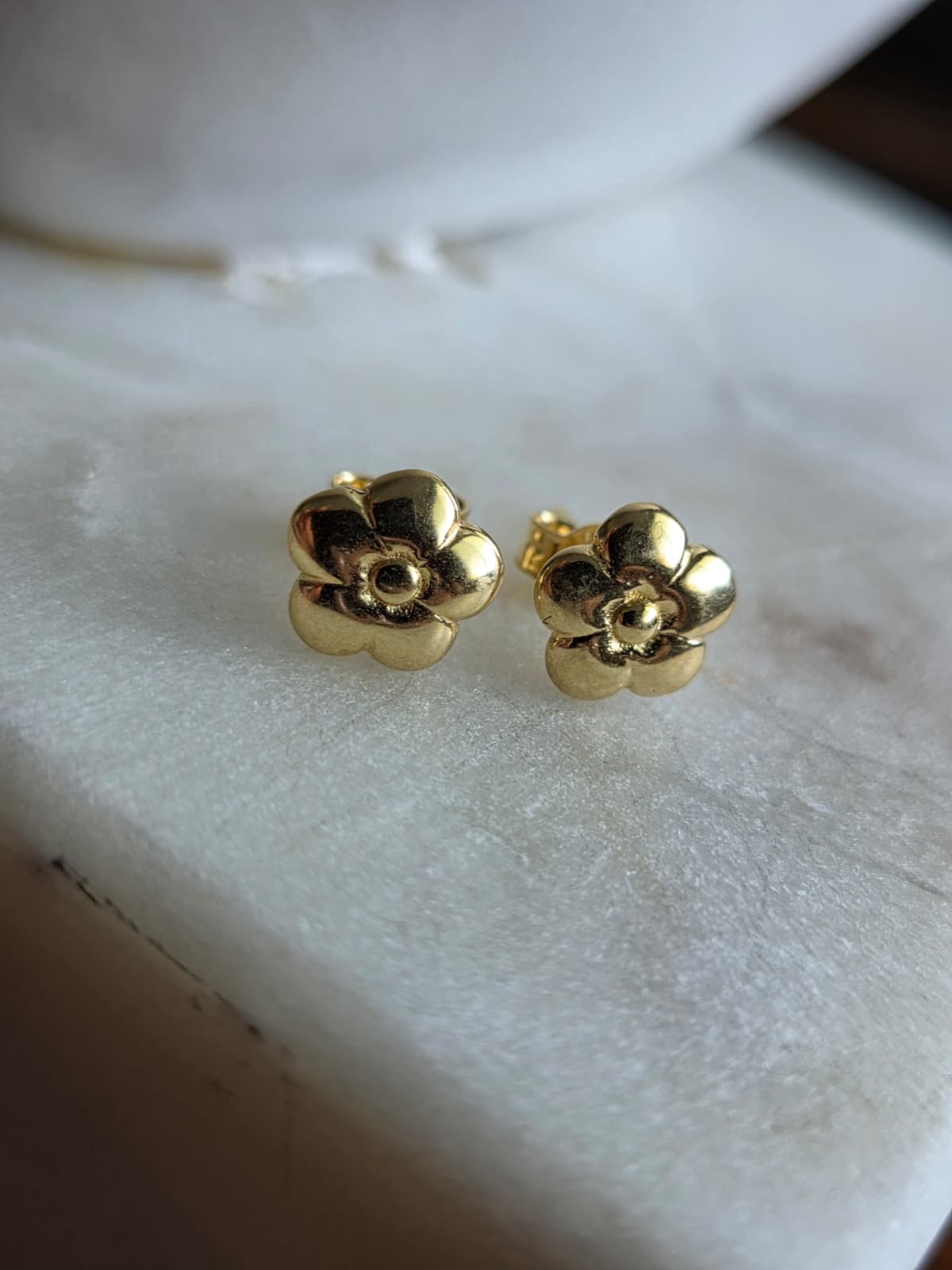 Aretes de oro 18k con forma de flor