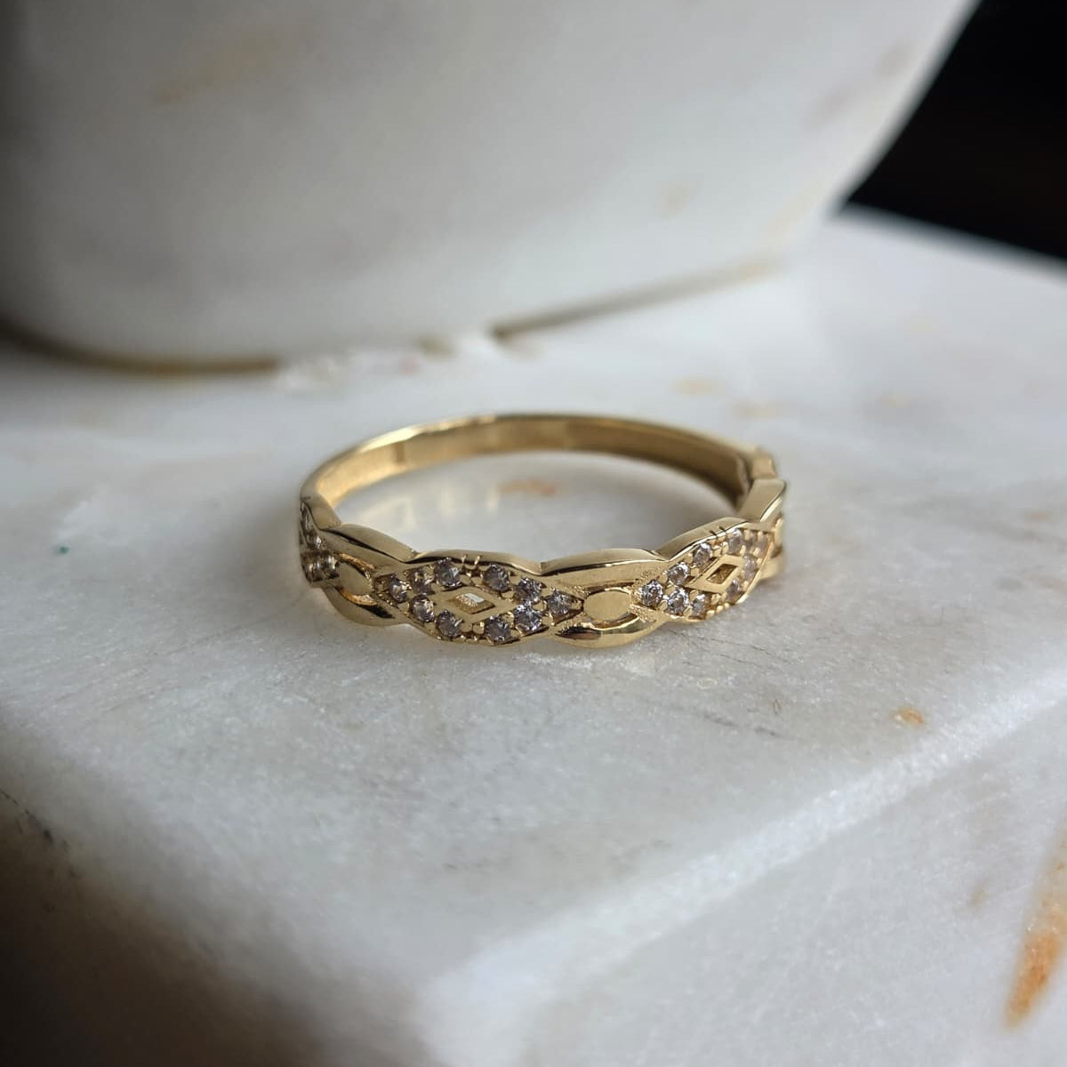 Anillo de Oro 18K Tejido Infinito con Circonias