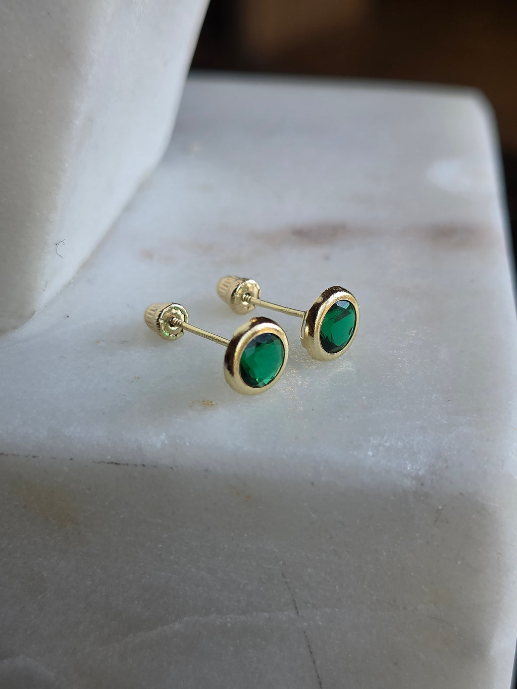Aretes Redondos con Circonia Verde en Oro de 14K