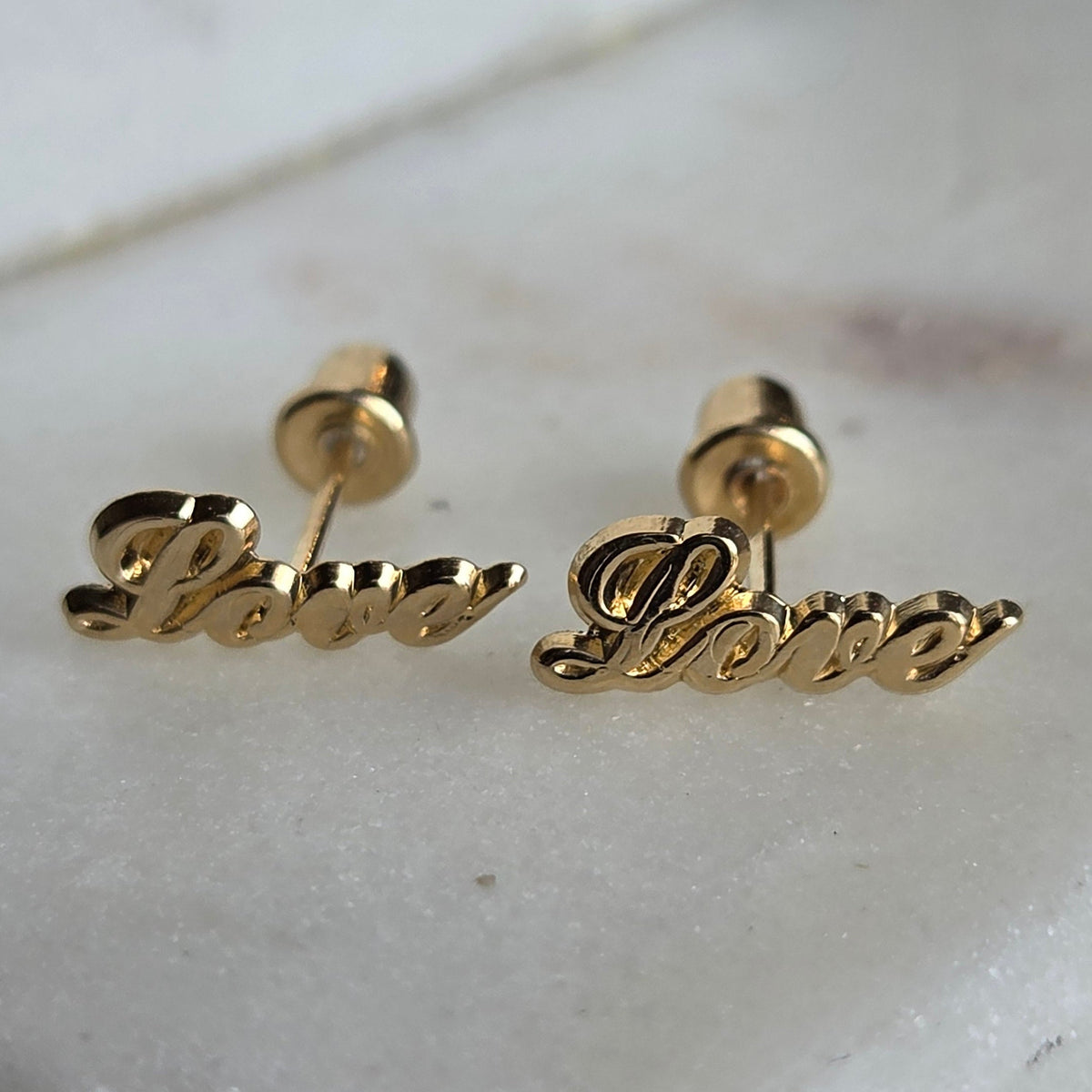 Aretes love en Oro 14K