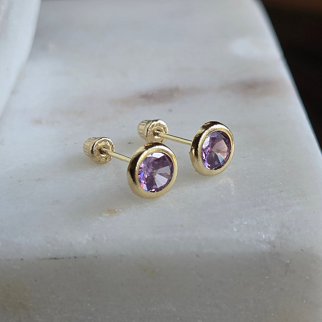 Aretes Redondos con Circonia Morada en Oro de 14K
