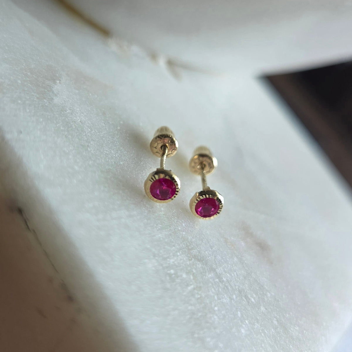 Aretes de Punto en Oro 14K