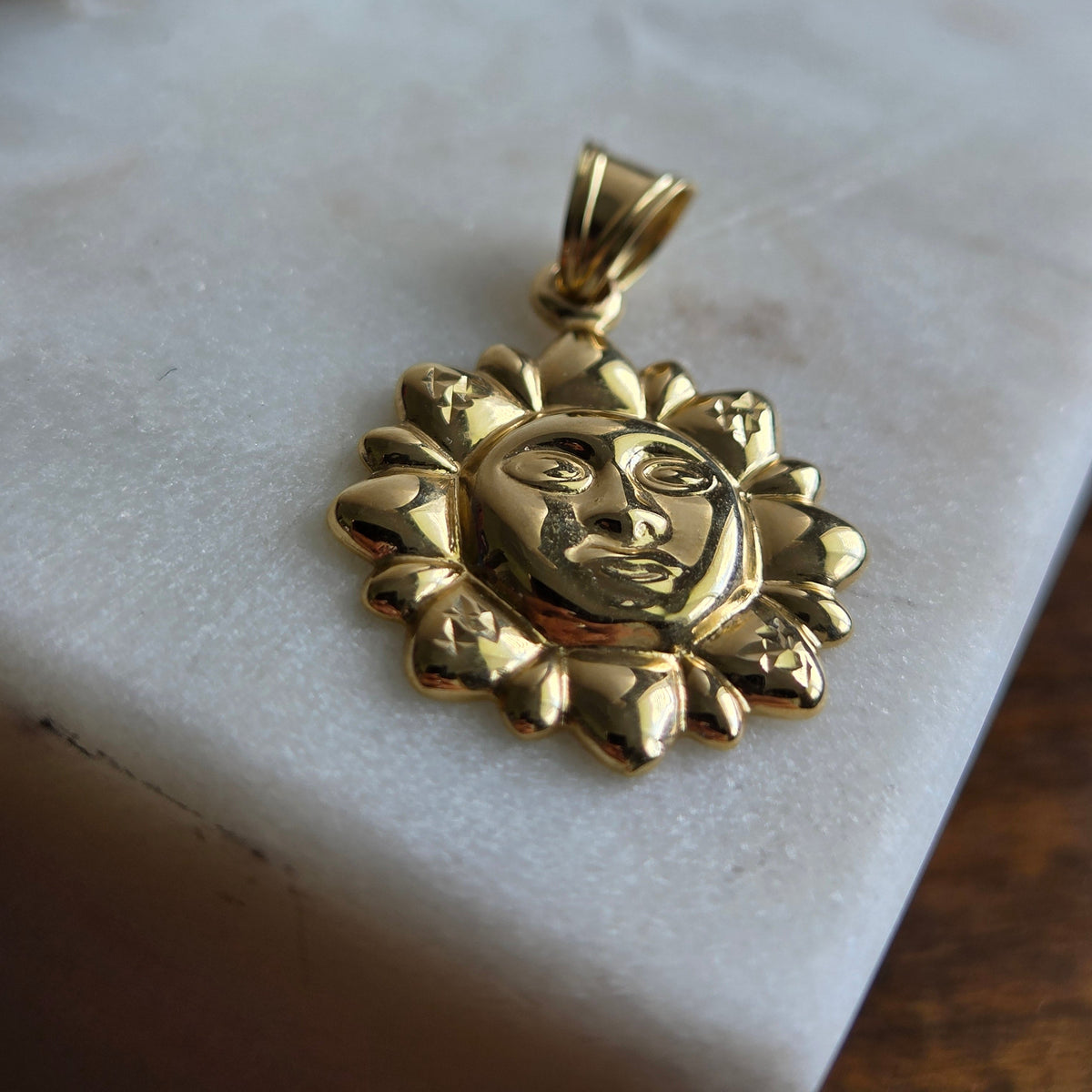 Dije Sol Radiante en Oro 18K