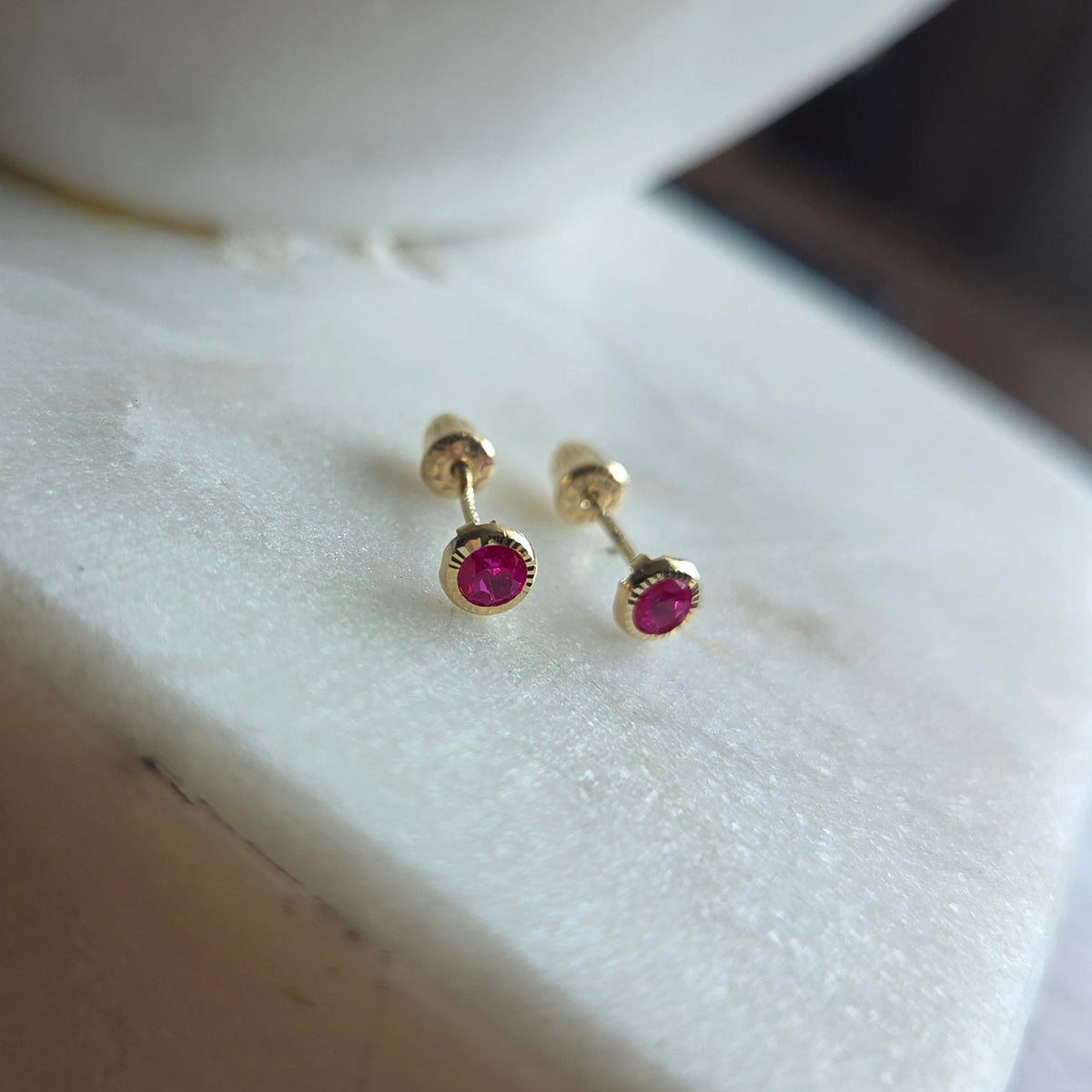 Aretes de Punto en Oro 14K
