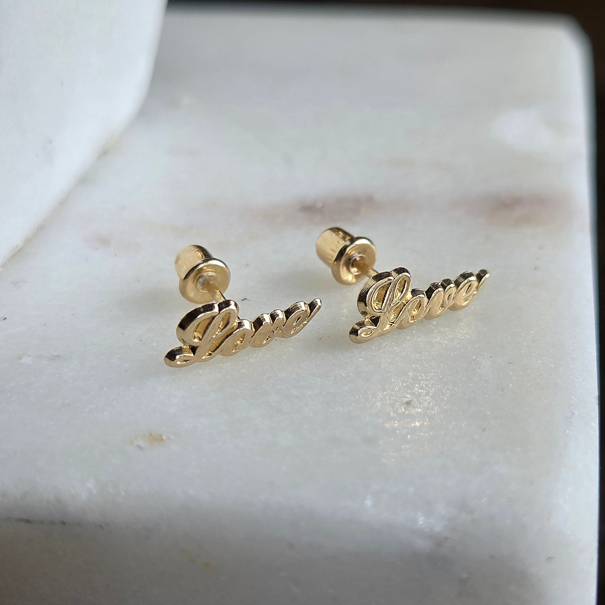 Aretes love en Oro 14K