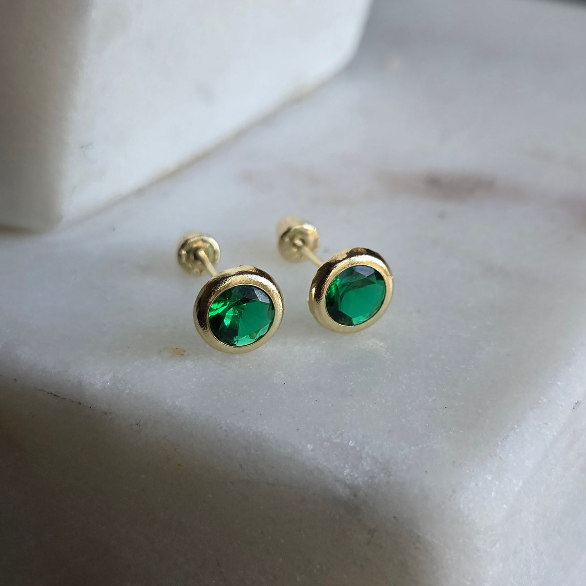 Aretes Redondos con Circonia Verde en Oro de 14K