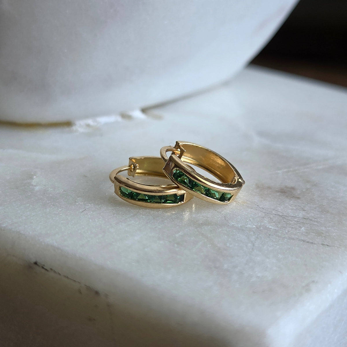 Argollas Huggie con Circonias Verdes en Oro 18K