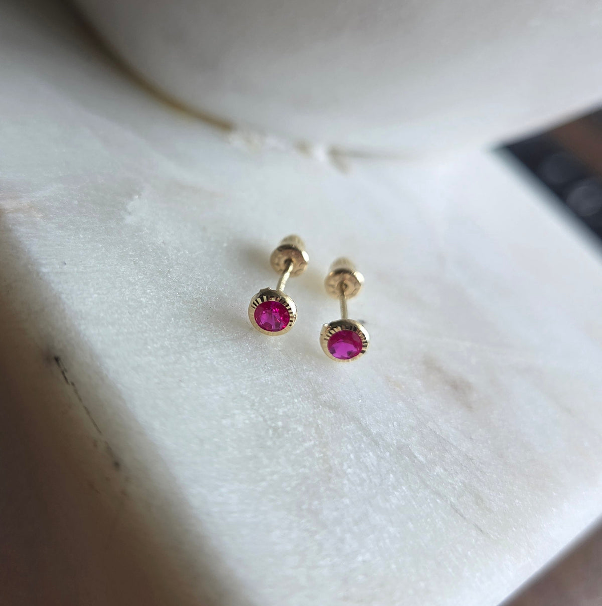 Aretes de Punto en Oro 14K