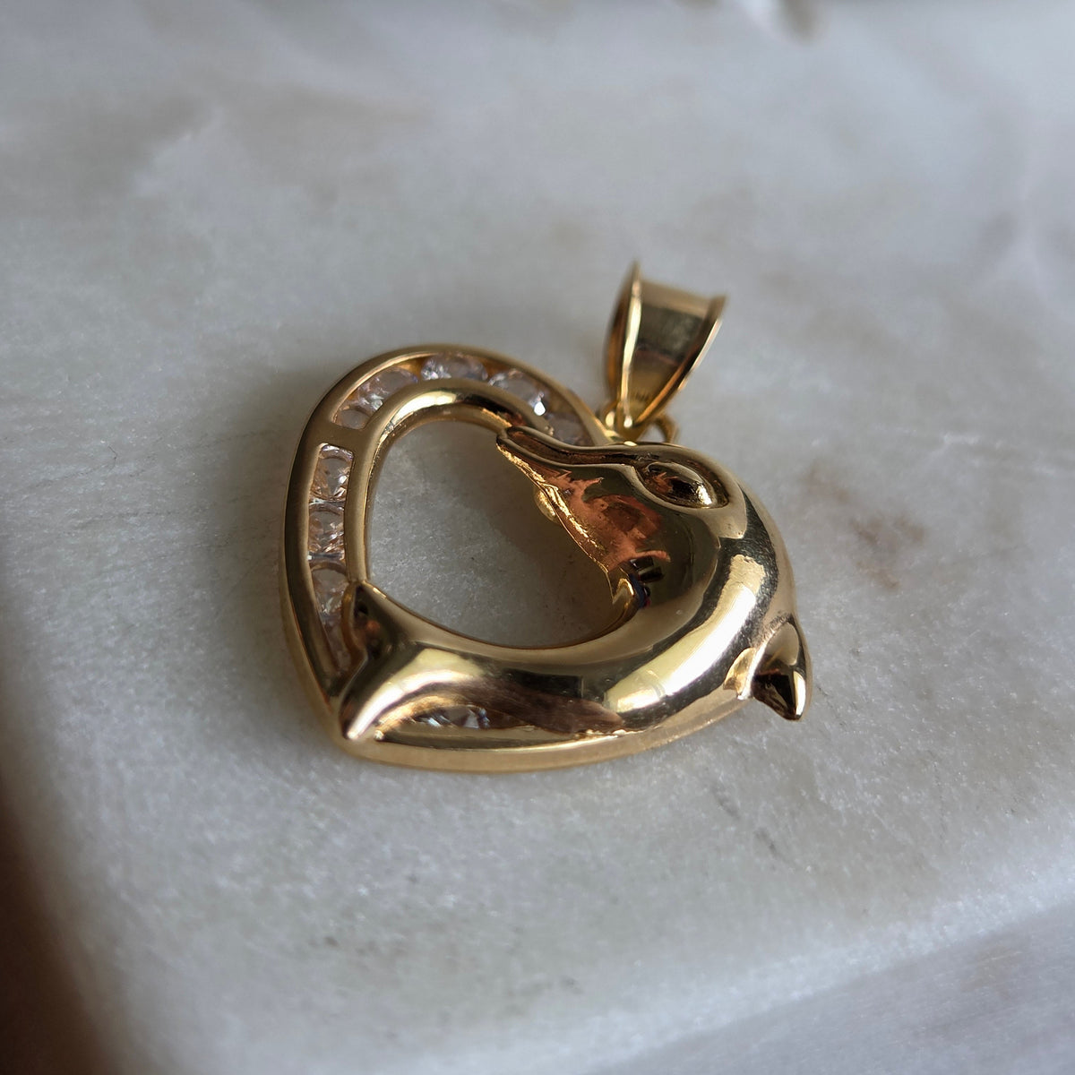 Dije de Corazón y Delfín con Circones en Oro 18K