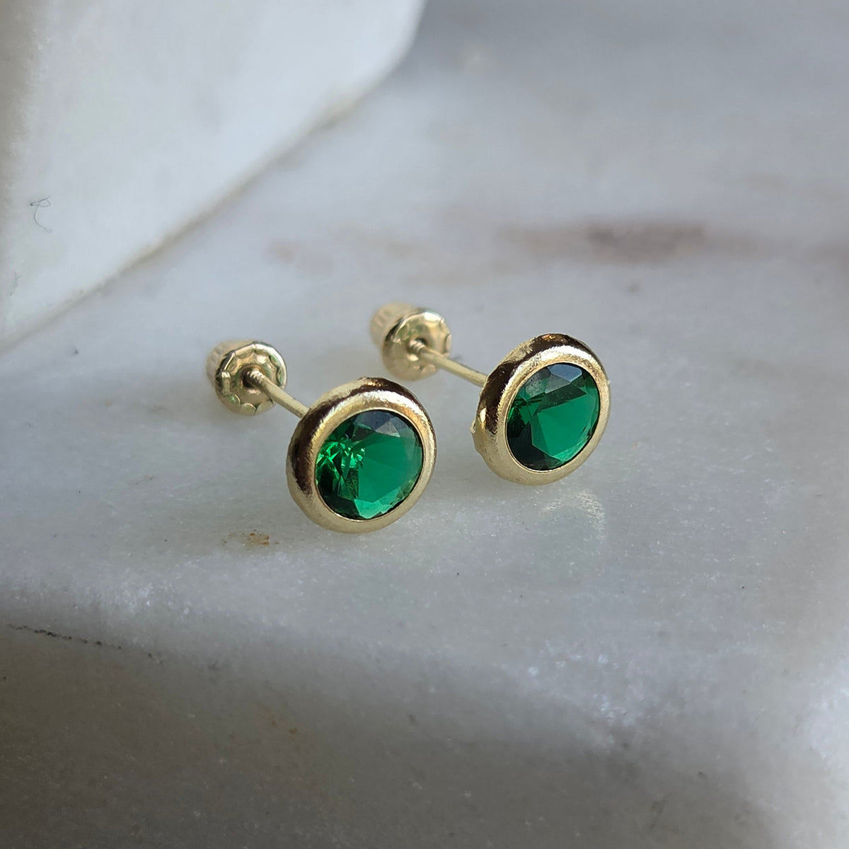 Aretes Redondos con Circonia Verde en Oro de 14K