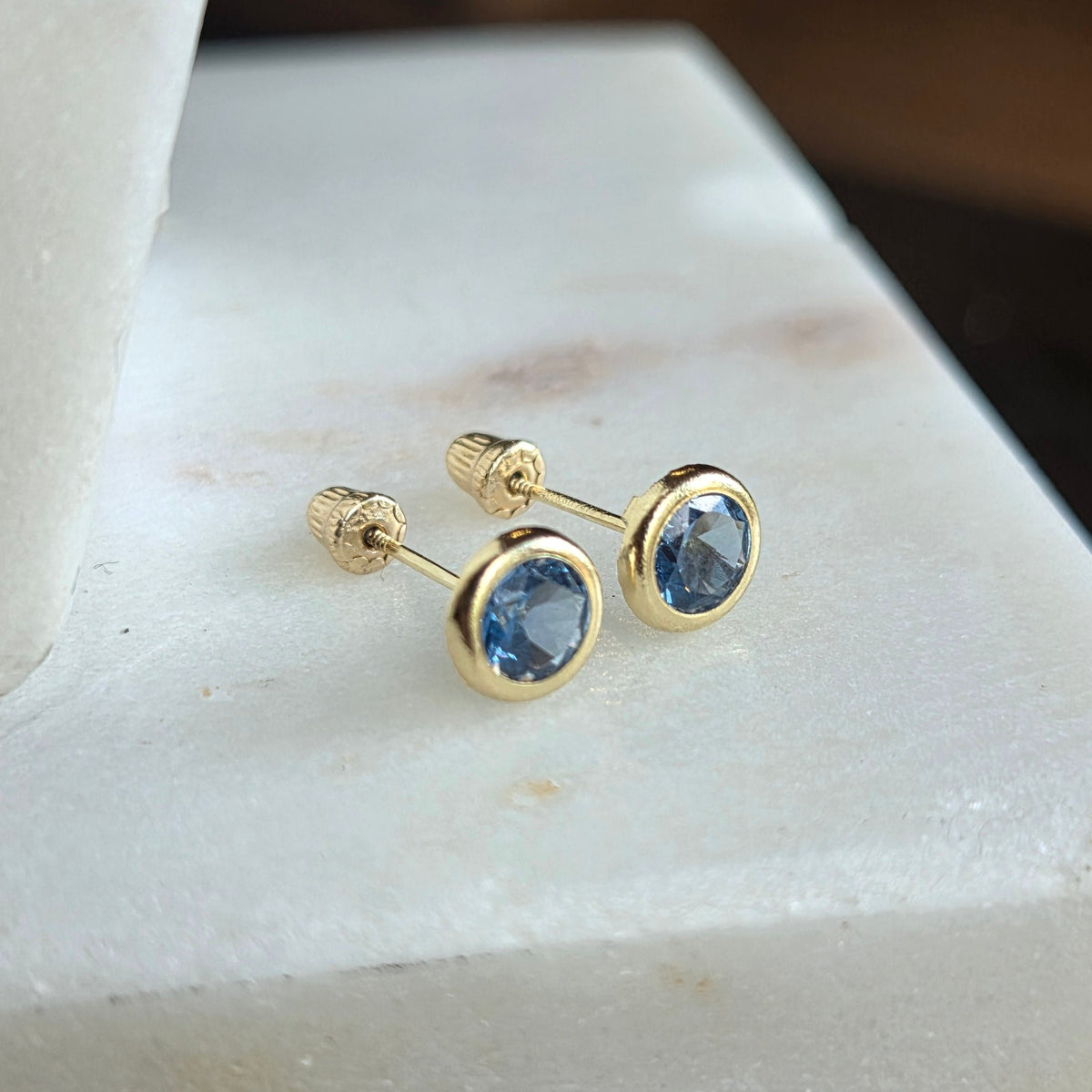 Aretes Redondos con Circonia Azul en Oro de 14K