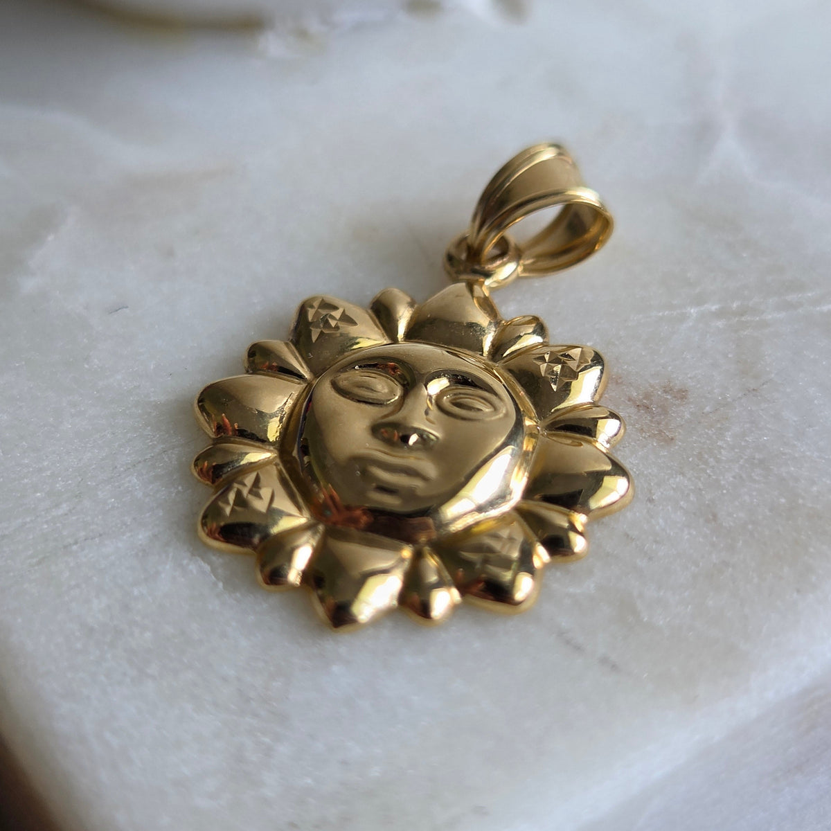 Dije Sol Radiante en Oro 18K