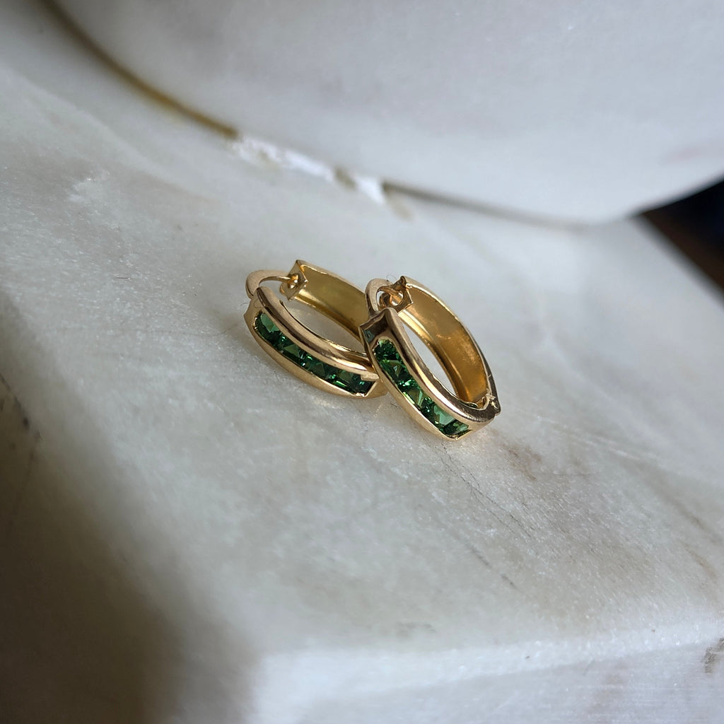 Argollas Huggie con Circonias Verdes en Oro 18K