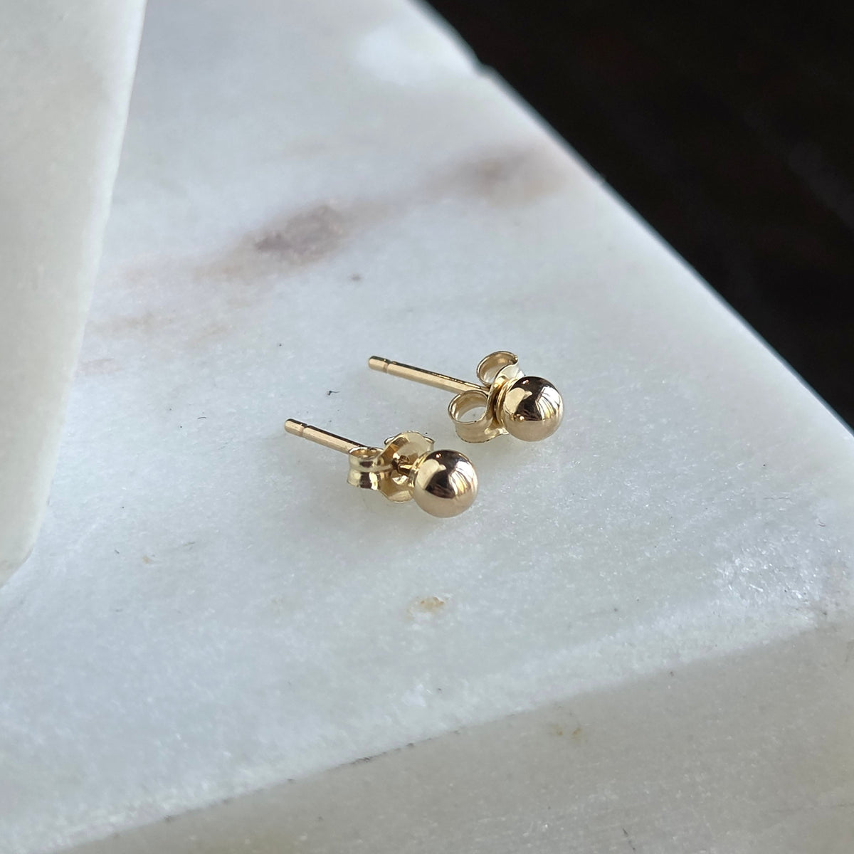 Aretes de Esfera Clásica en Oro 14K