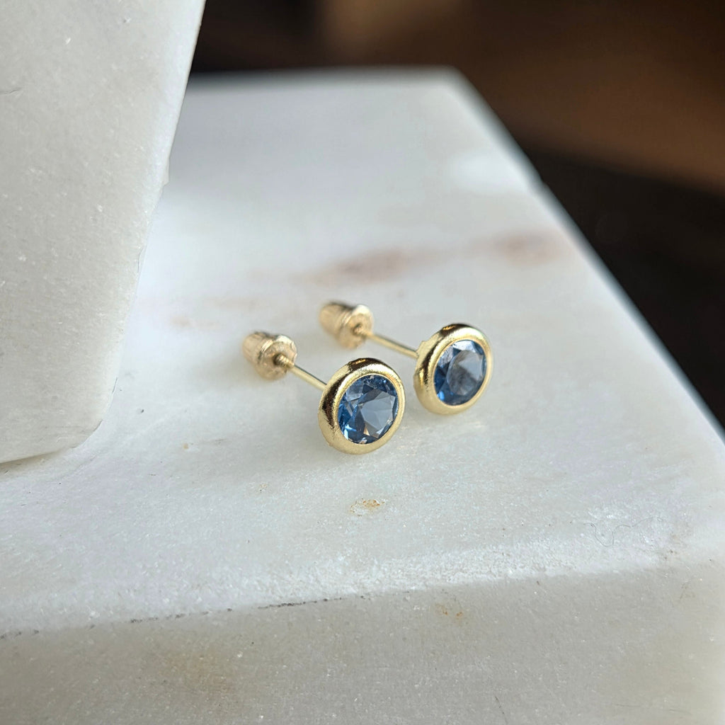Aretes Redondos con Circonia Azul en Oro de 14K