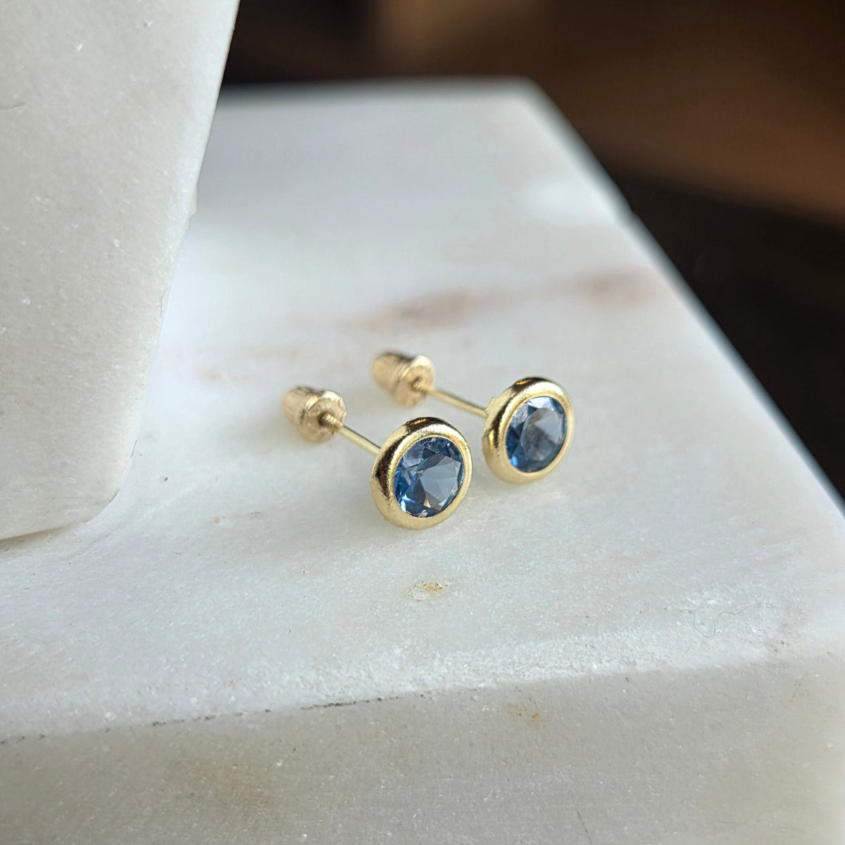 Aretes Redondos con Circonia Azul en Oro de 14K