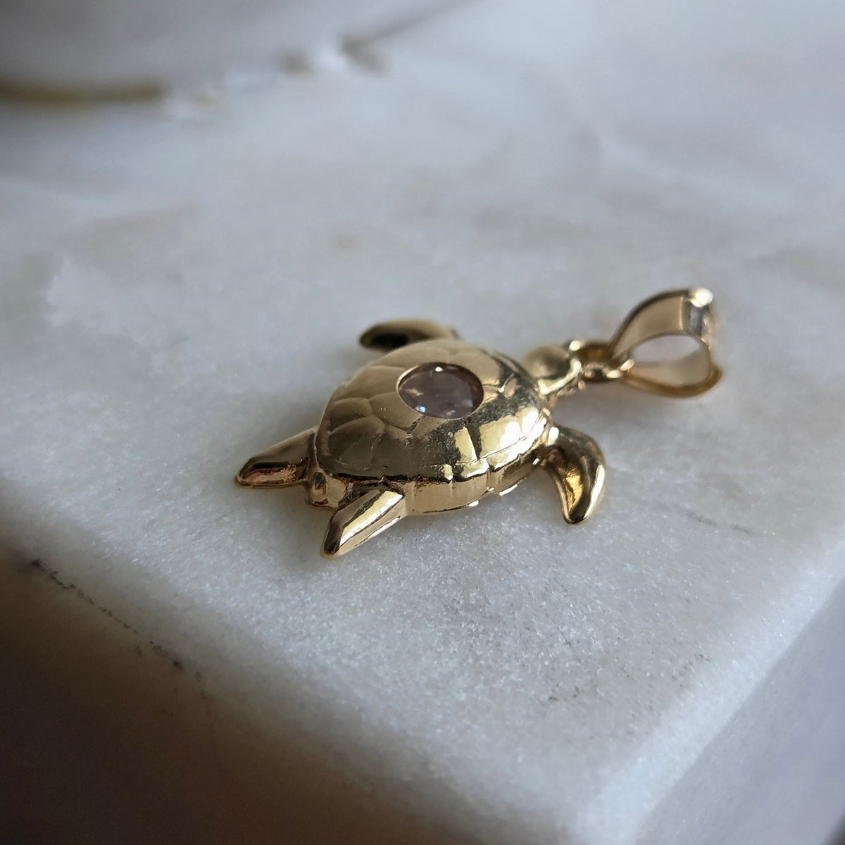 Dije de Tortuga con Zircón en Oro 18K