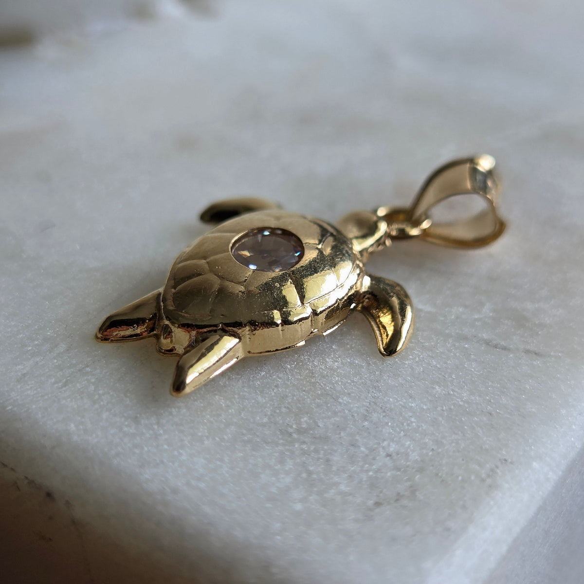 Dije de Tortuga con Zircón en Oro 18K