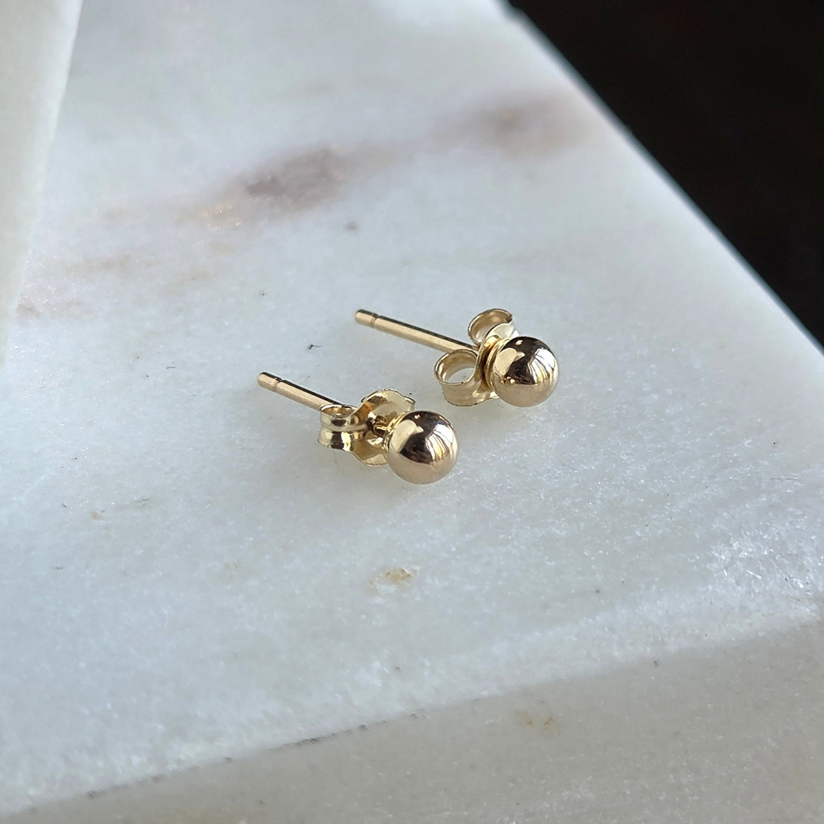 Aretes de Esfera Clásica en Oro 14K