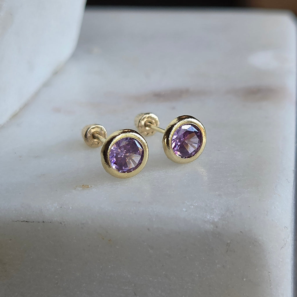 Aretes Redondos con Circonia Morada en Oro de 14K