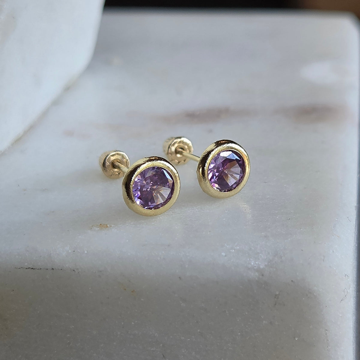 Aretes Redondos con Circonia Morada en Oro de 14K