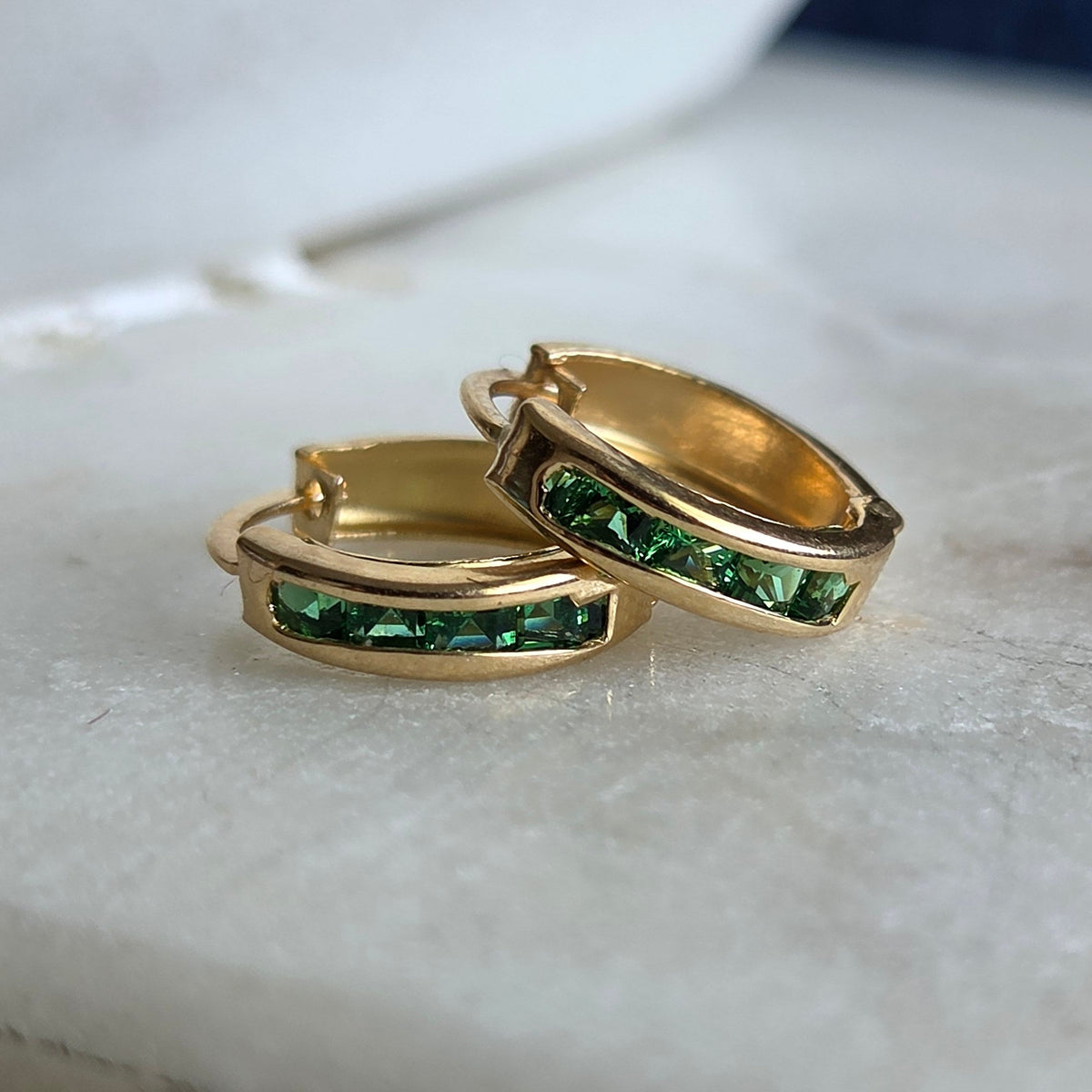Argollas Huggie con Circonias Verdes en Oro 18K
