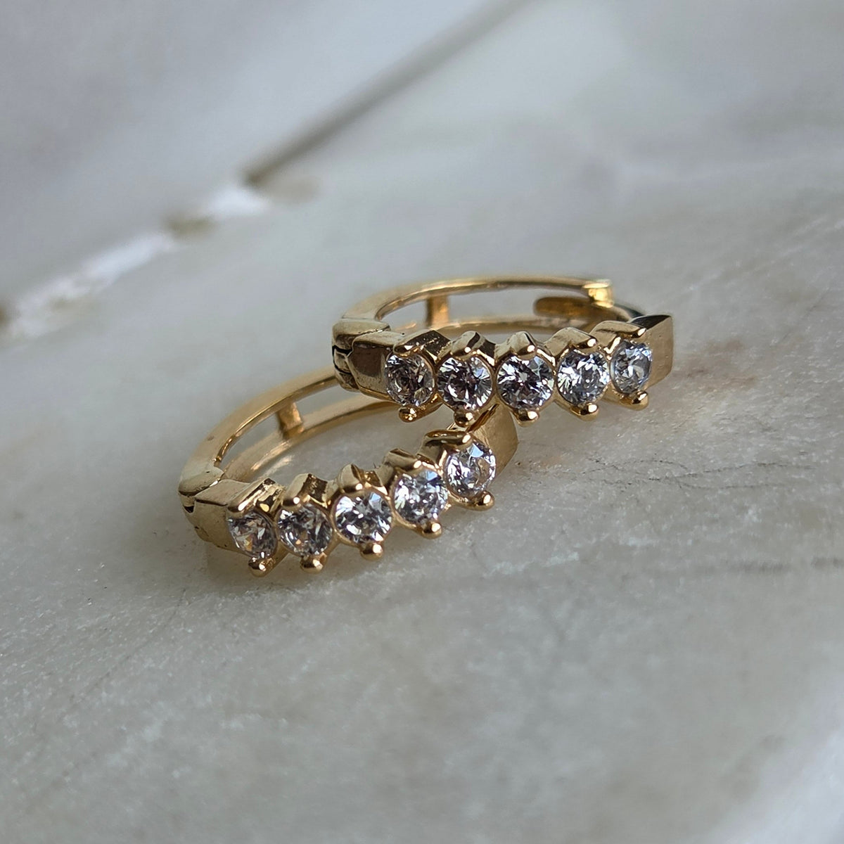 Argollas  huggie en Oro 18K