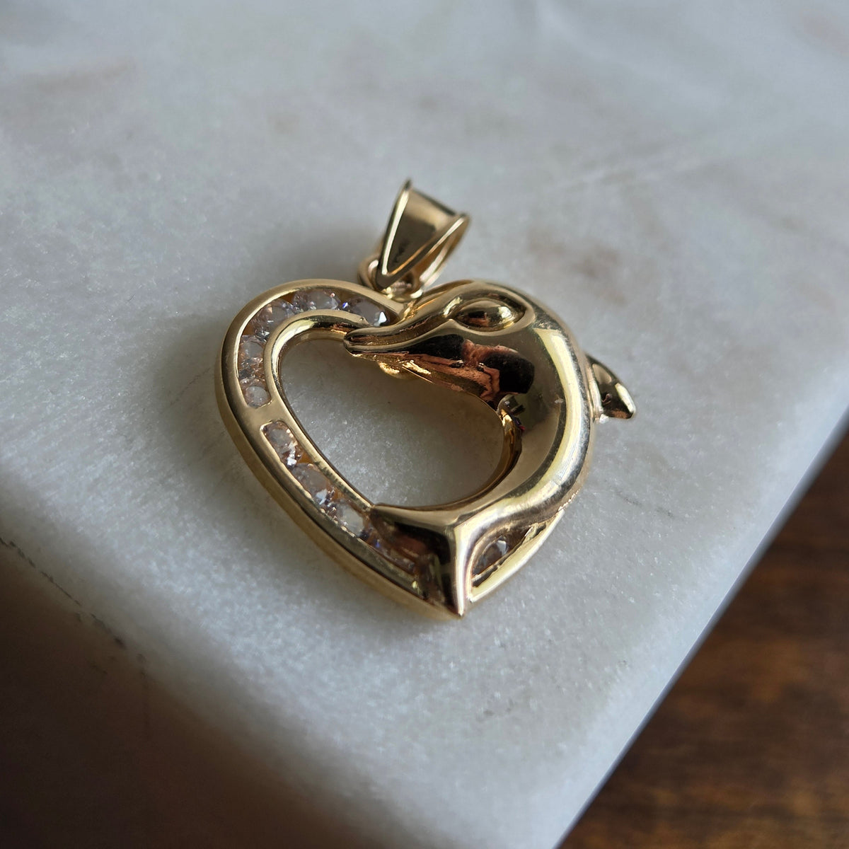 Dije de Corazón y Delfín con Circones en Oro 18K