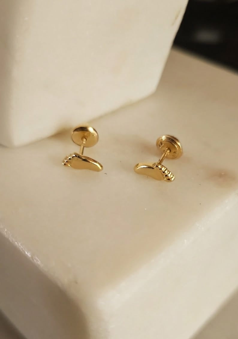 Zarcillos de oro 18k amarillo con forma de pie